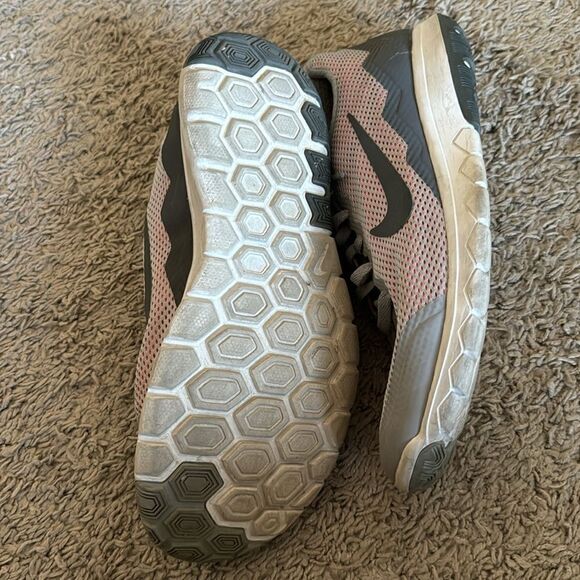Great condition women’s Nike shoes 8.5 - Picture 3 of 3